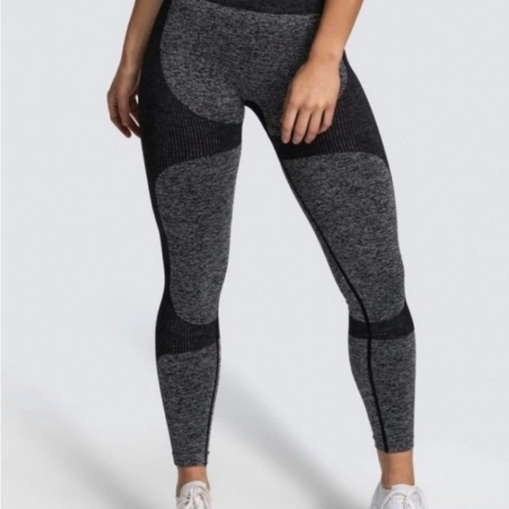 DOYOUEVEN Charcoal and Black Leggings